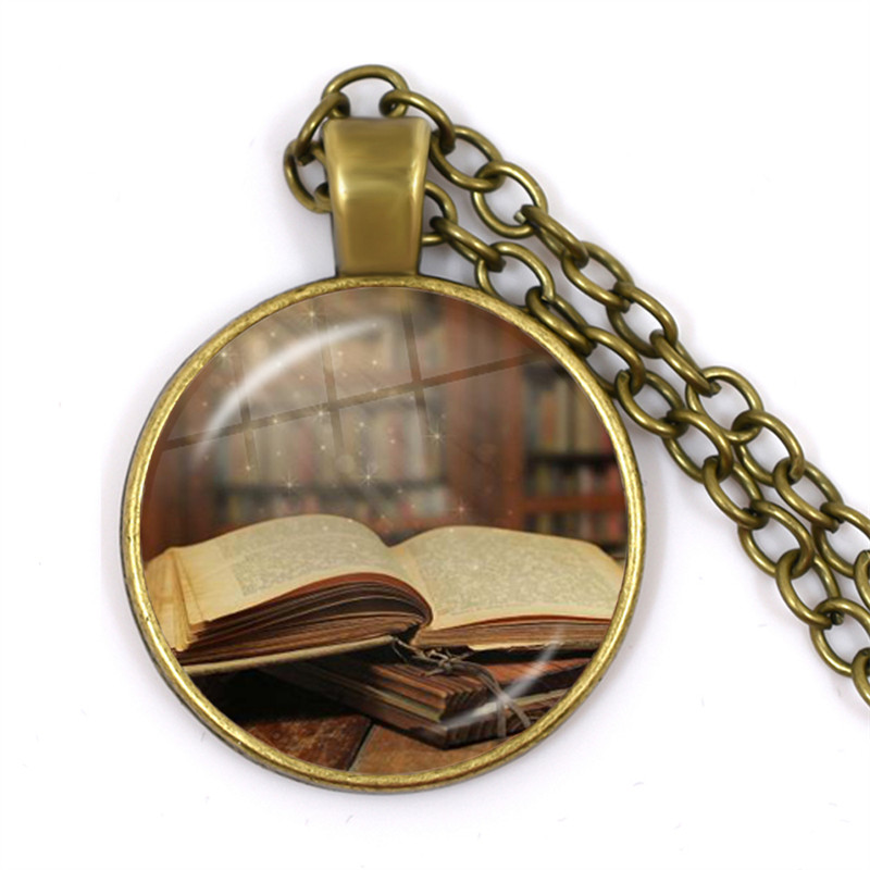 Hot Old Book Necklace Vintage  - Vintage Fashion Library avaliação e preço