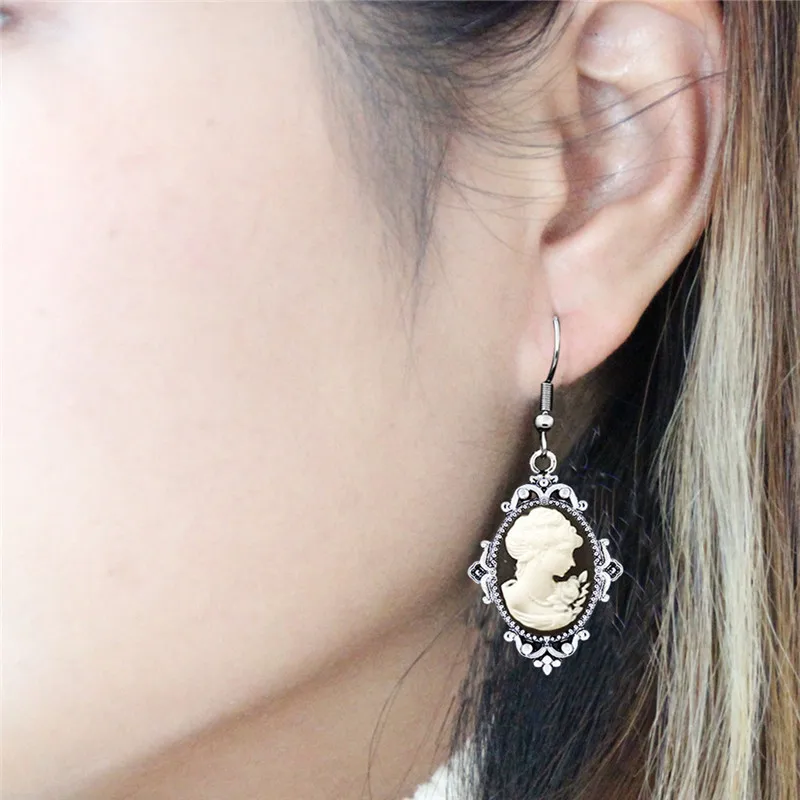 Vintage Look Lady Queen Cameo  - Vintage Fashion Look avaliação e preço