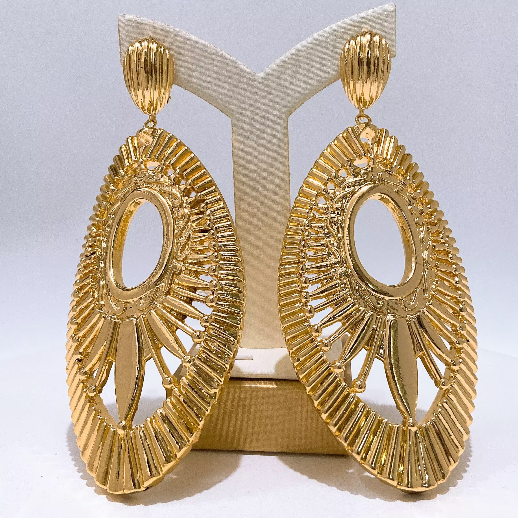 Vintage Gold Hollow Oval Sunbu - Vintage Fashion Look avaliação e preço