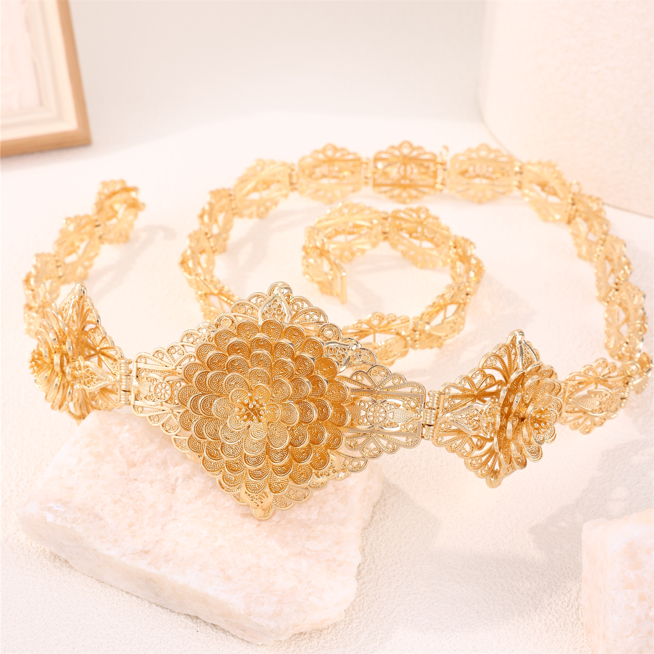 Retro Bride Carved Chatelaine  - French Vintage Fashion avaliação e preço